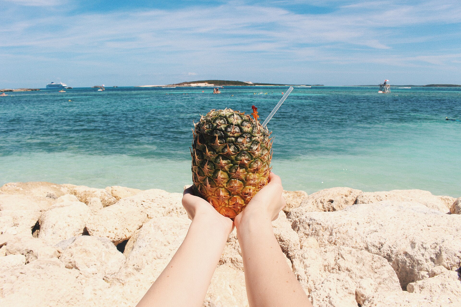 Praia de aguas turquesa na ilha privada CocoCay, nas Bahamas