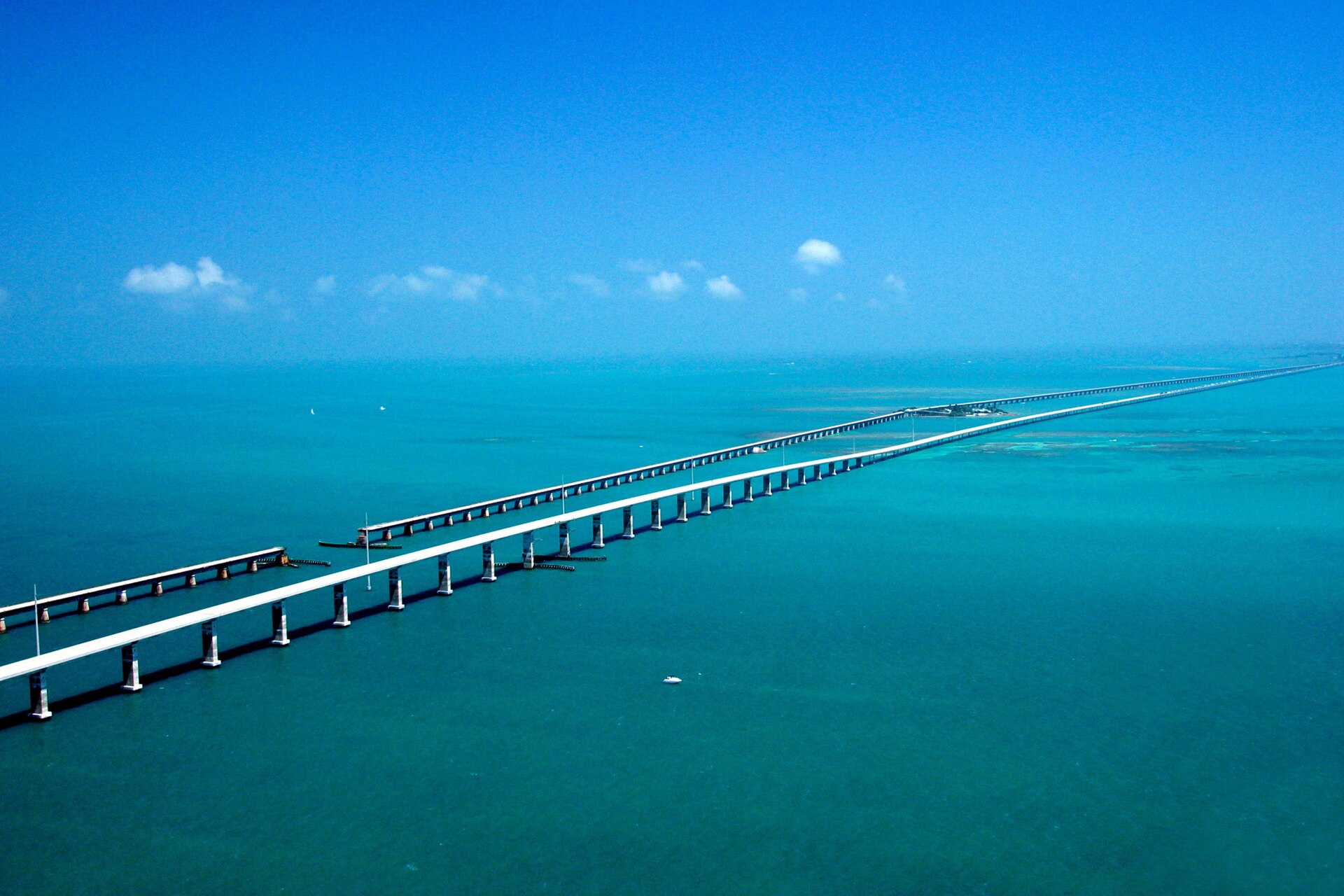 Vista aerea da Ponte das Sete Milhas sobre o mar nos Florida Keys