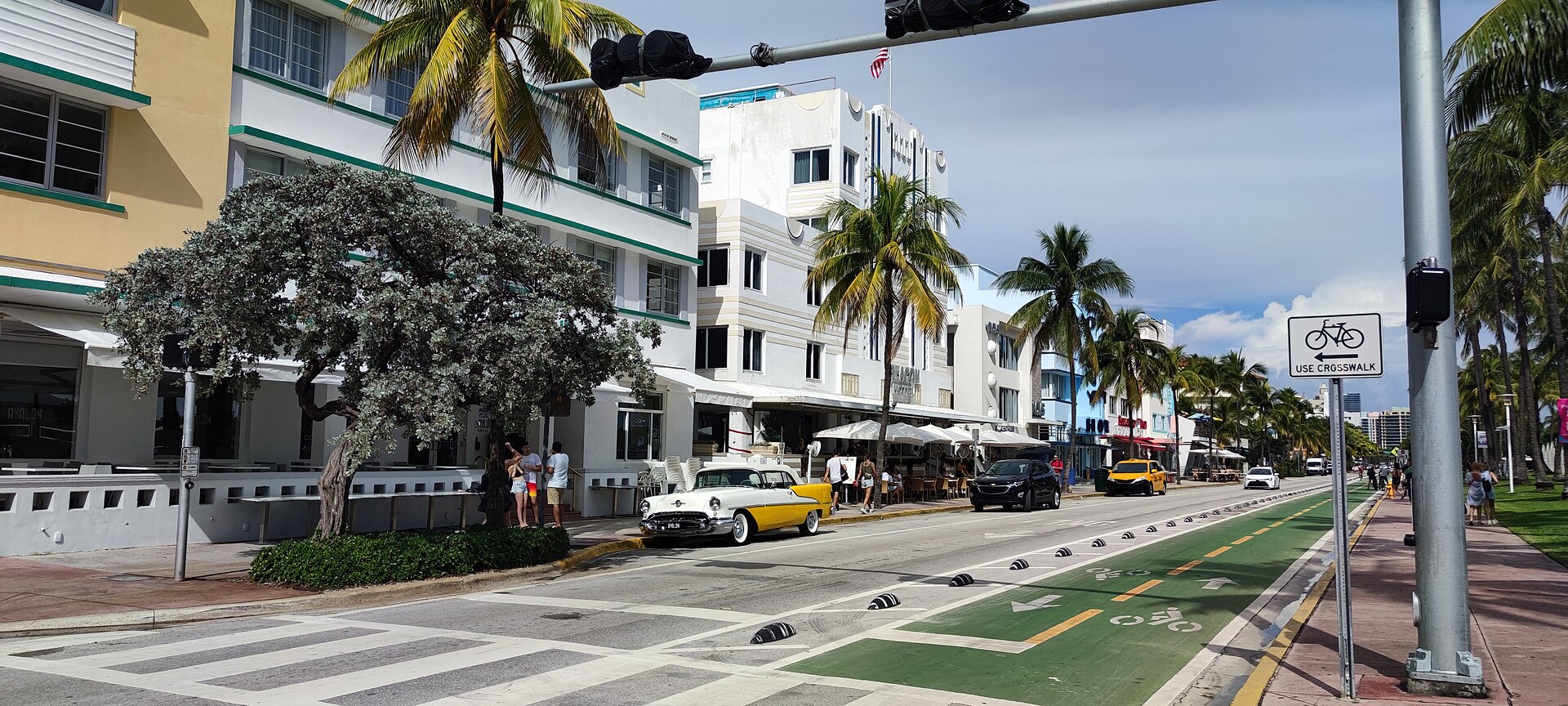 Predios art deco e palmeiras na Ocean Drive em Miami Beach