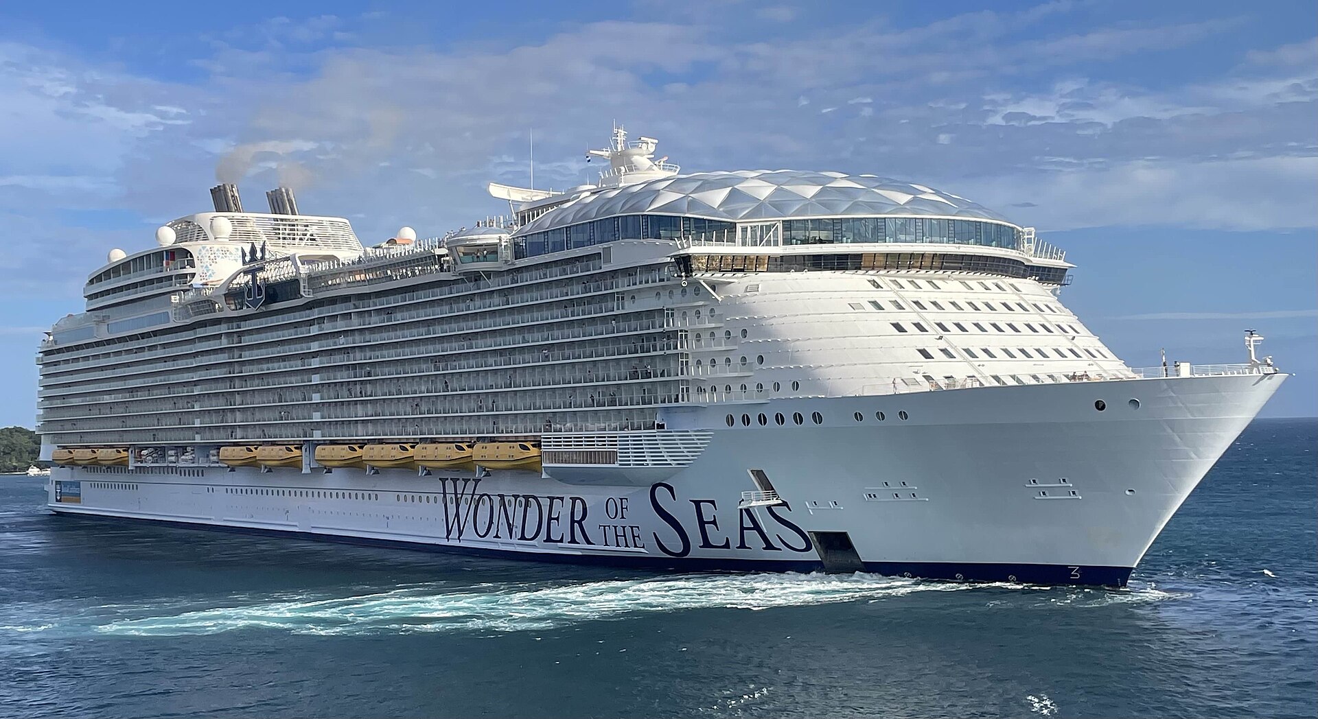 Navio Wonder of the Seas da Royal Caribbean navegando em mar aberto